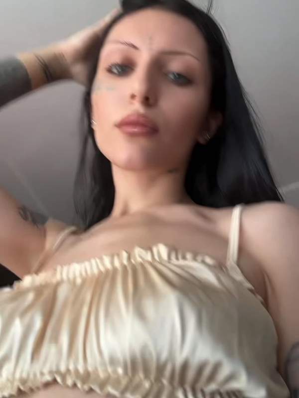 Brünette mit Tattoos zeigt sich in Satin-Unterwäsche