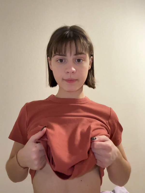 Brünette Teenie mit großen natürlichen Titten winkt aus eigener Sicht