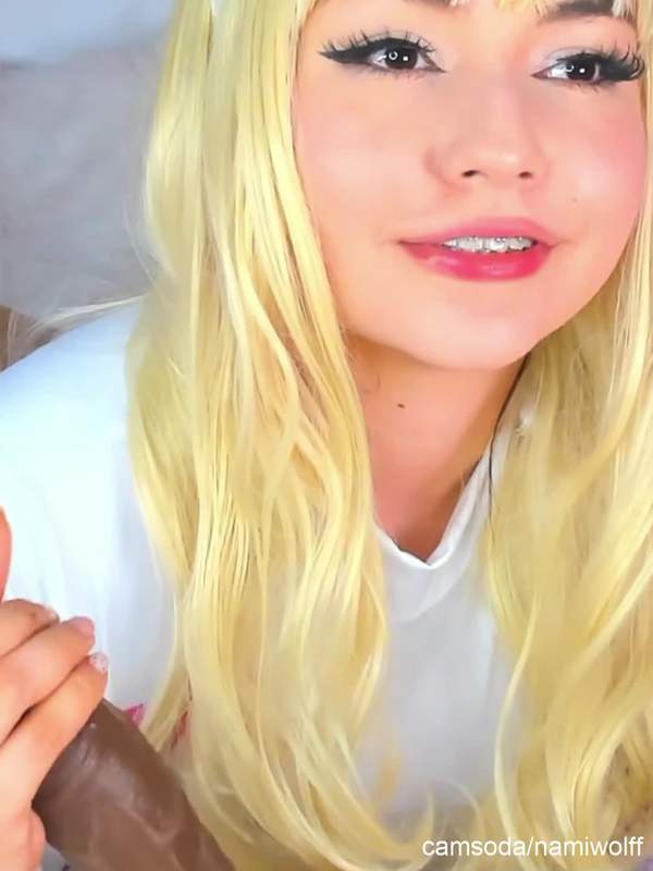 Kolumbianische Camgirl lutscht riesigen Dildo
