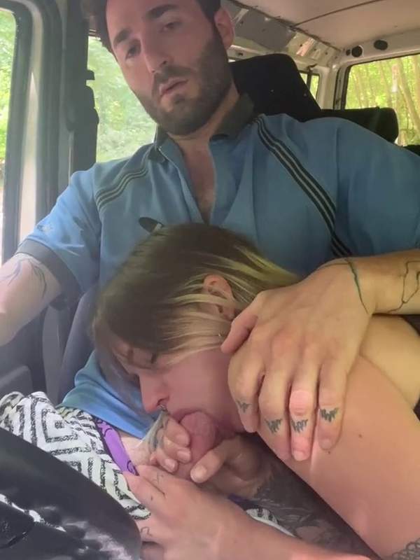 Paare lutschen im Auto