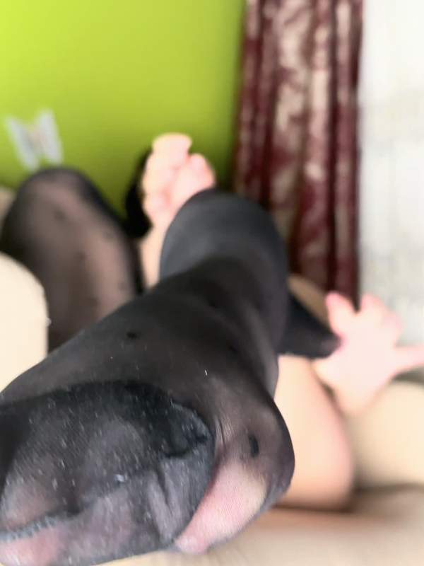 Brünette Amateure zeigen sexy Füße und necken sich solo für OnlyFans.