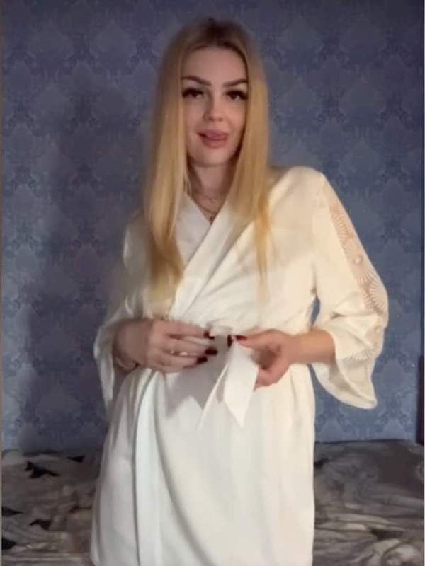 Blonde Mutter mit Tattoos zeigt nasse Muschi und große Titten