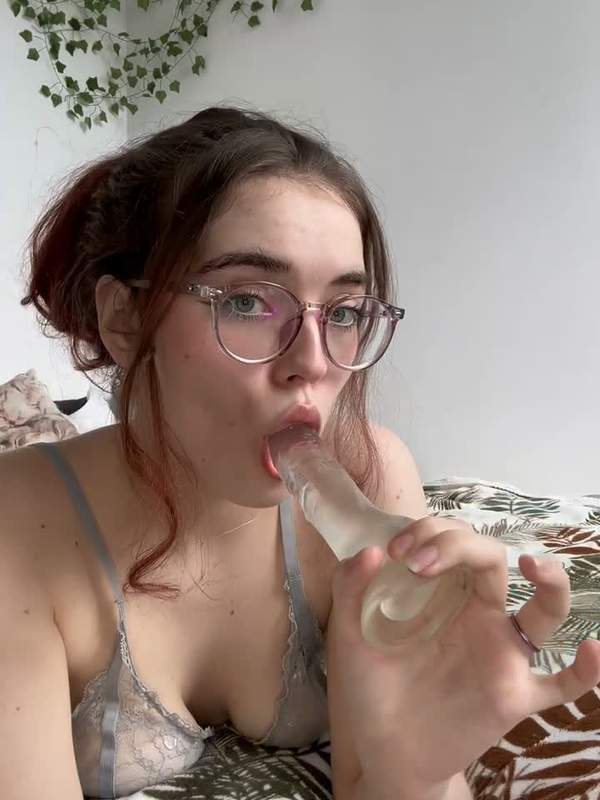 Brünette mit Brille spielt Dildo und lässt es durchsickern