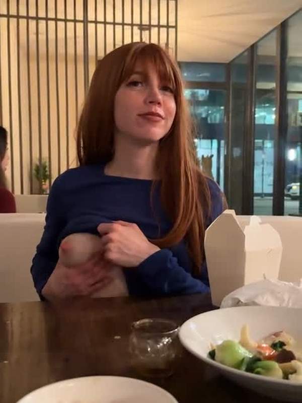 Rotköpfin zeigt ihre Schamlippen im Restaurant