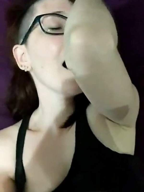 Amateurin liegt auf dem Bett und genießt Handjob