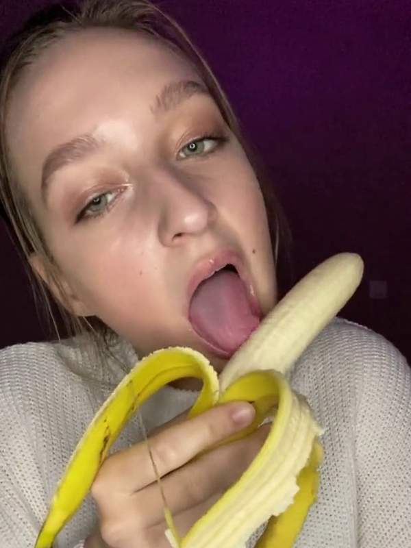 Brünette und Blonde lutschen Banane