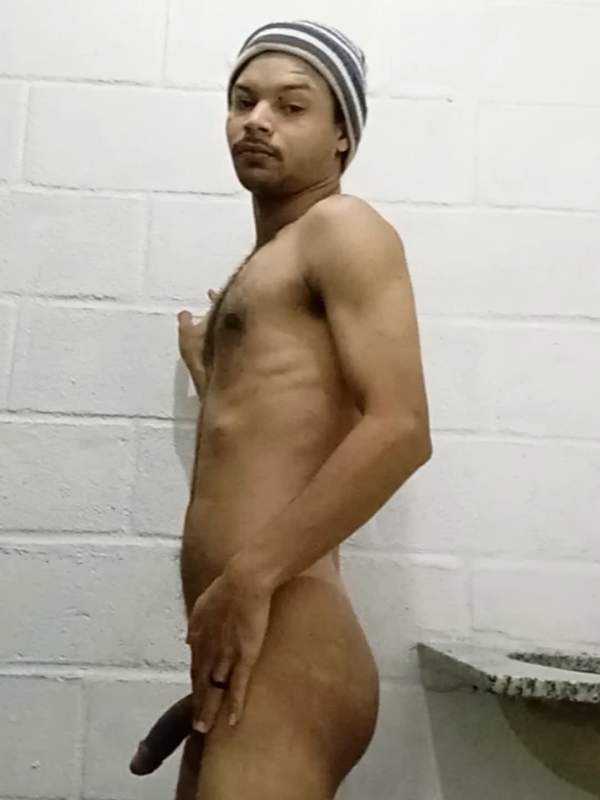 Ich reib mir meinen Schwanz und fange meinen Arsch ab während ich allein im Badezimmer stehe