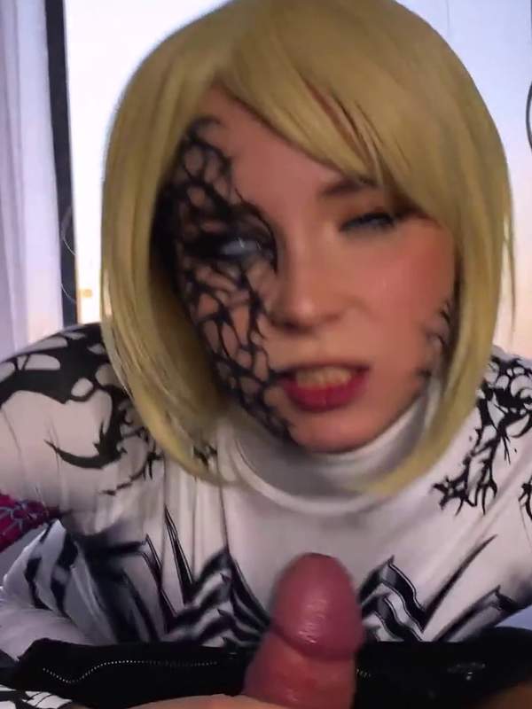 Schöne Cosplayerin schluckt tief und wird von muskulösem Mann gefickt