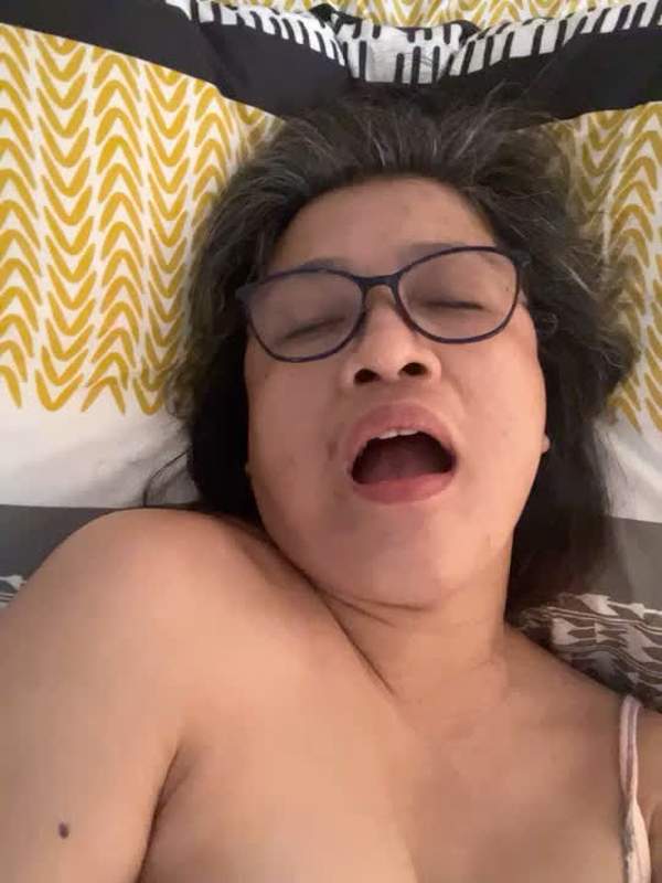Asiatische Amateurin zeigt Gesichtsausdruck beim Orgasmus