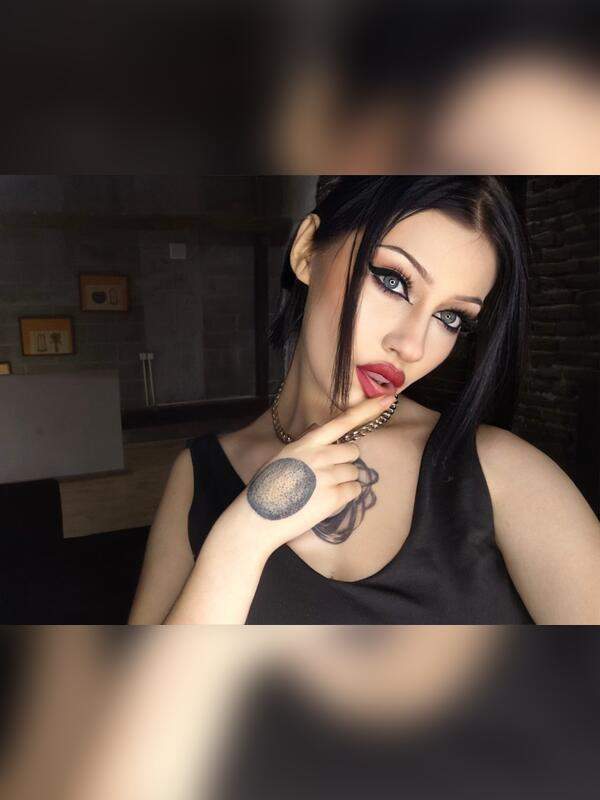 Asiatische Amateurin masturbiert und leckt sich selbst