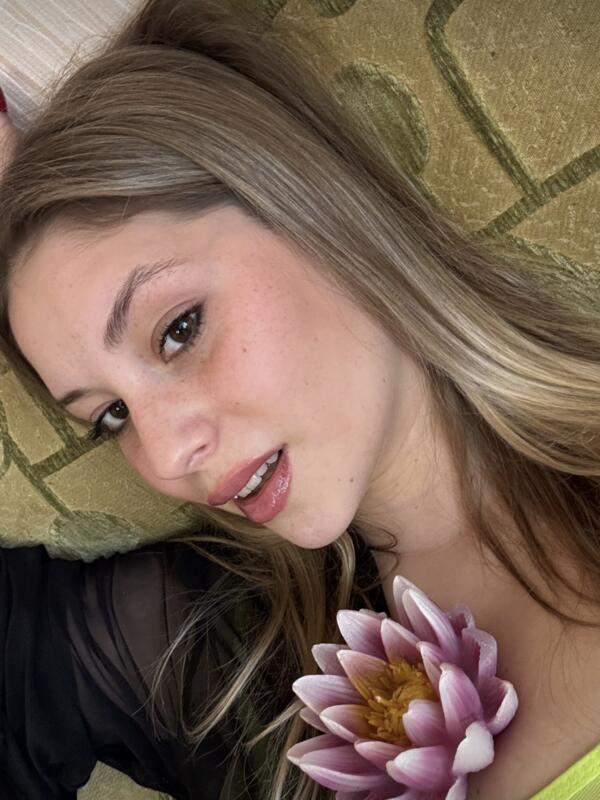Nora masturbiert mit riesigem Arsch und tiefen Tattoos
