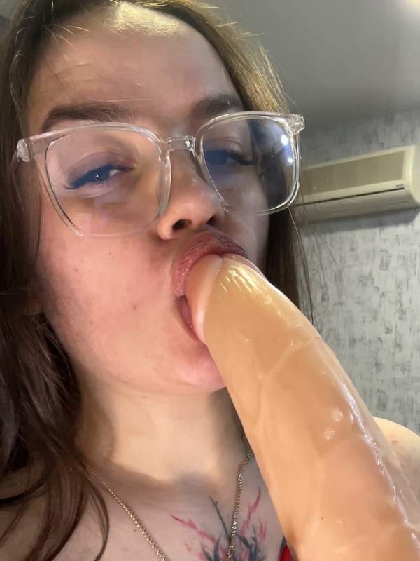 Brillen auf Mund voll - Amateursex mit Teenager