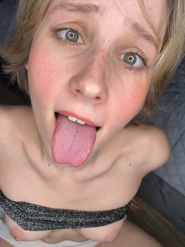 Ahegao - ein hübsches Gesicht mit kleinen Titten