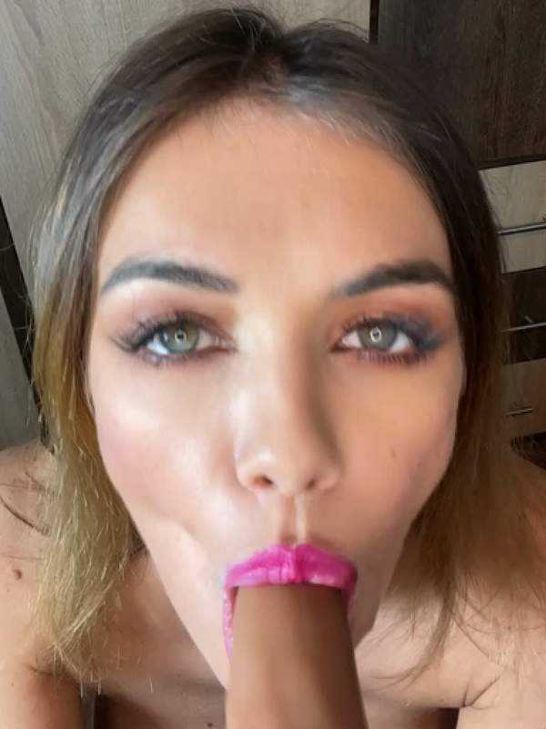 Brünette Sophie Stürme macht Solo-Sex mit Dildo