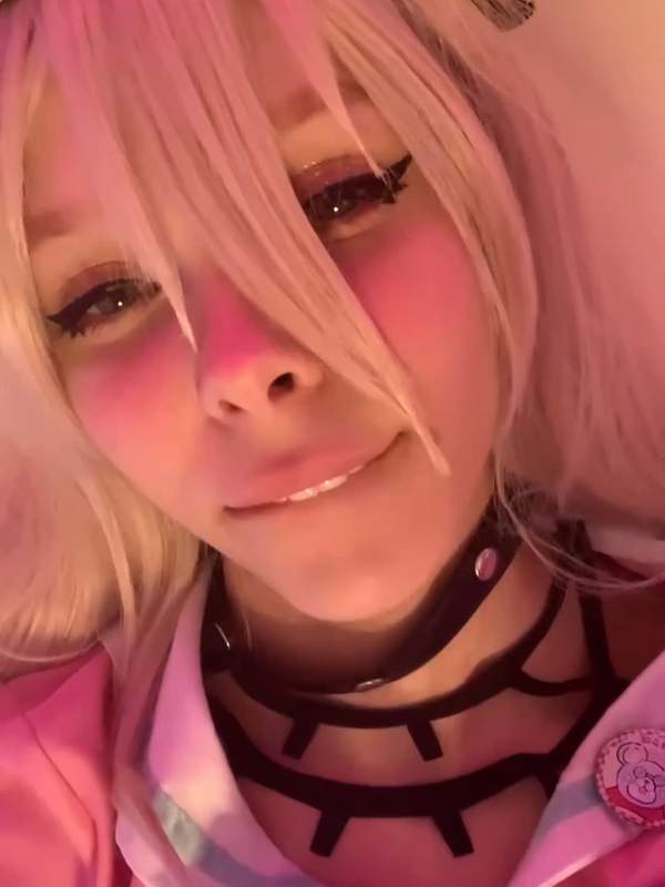 Zierliche Blonde im Kostüm macht sich allein auf Onlyfans