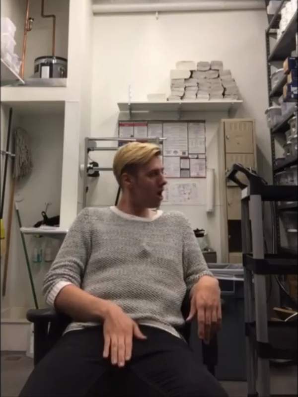 Gay masturbiert vor dem Spiegel - Amateur Solo