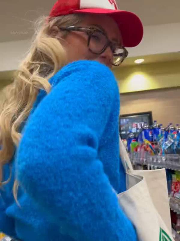 Blonde Teen zittert Arsch, Brille beschlägt