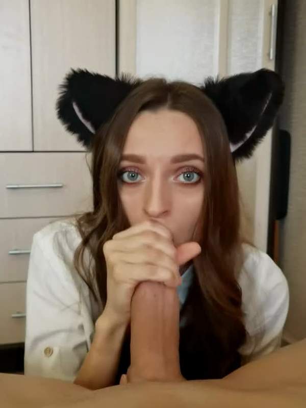 Schulmädchen lutscht mich ab und spuckt runter
