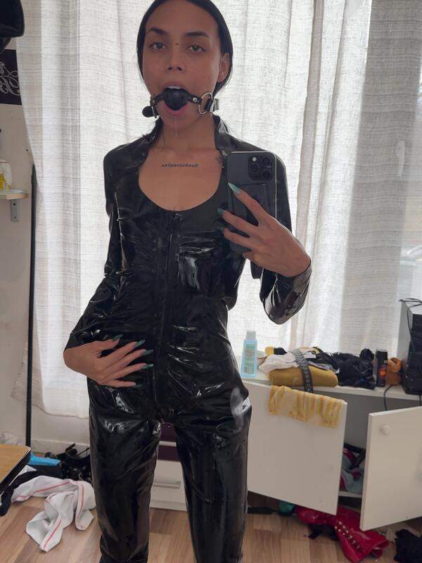 Lateinamerikanische Brünette in Latex-Strumpfjacke
