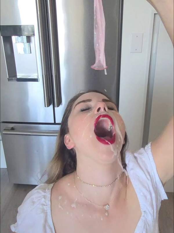 Amateurin serviert Sperma