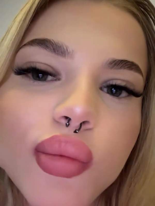 Blonde Amateurin zeigt wie sie mit Spielzeug masturbiert