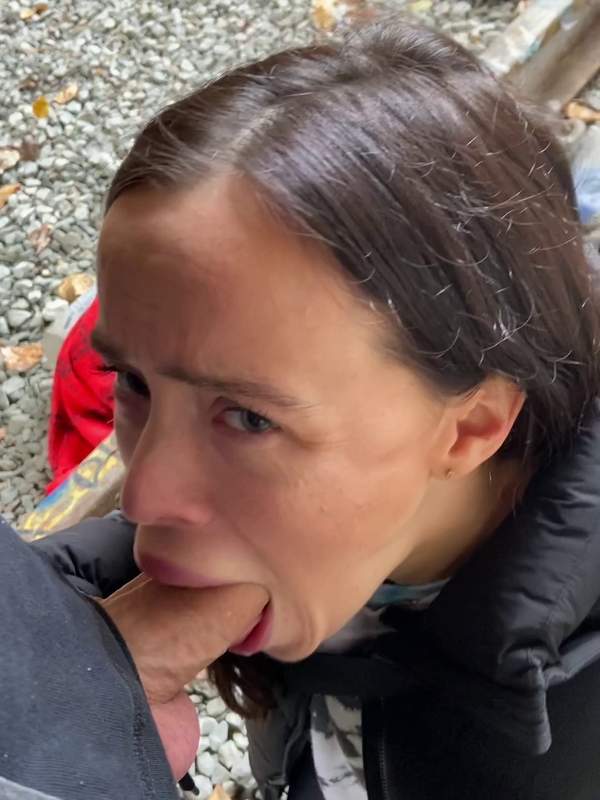 Ich bin auf meinen Knien - Lippen um seinen Schwanz gewickelt. Sagt er mir, dass Amateur Blowjob auch geil sein kann