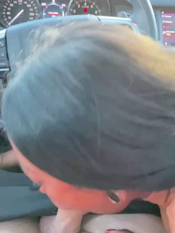Ebony Amateur lutscht Cock im Auto