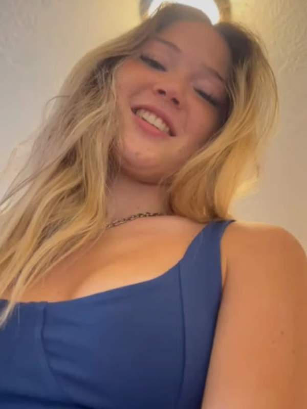 Blondine lutscht Eier und schießt Sperma