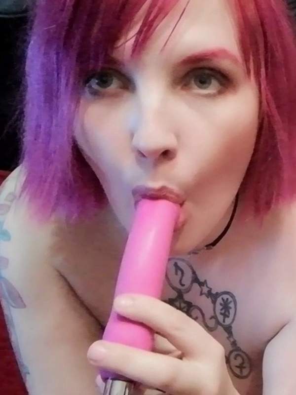 Niedliche Blondine spuckt auf Dildo