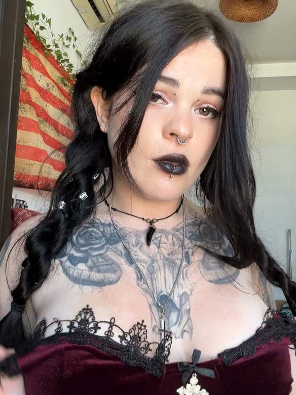 Brünette mit Tätowierung und Piercings neckt Solo