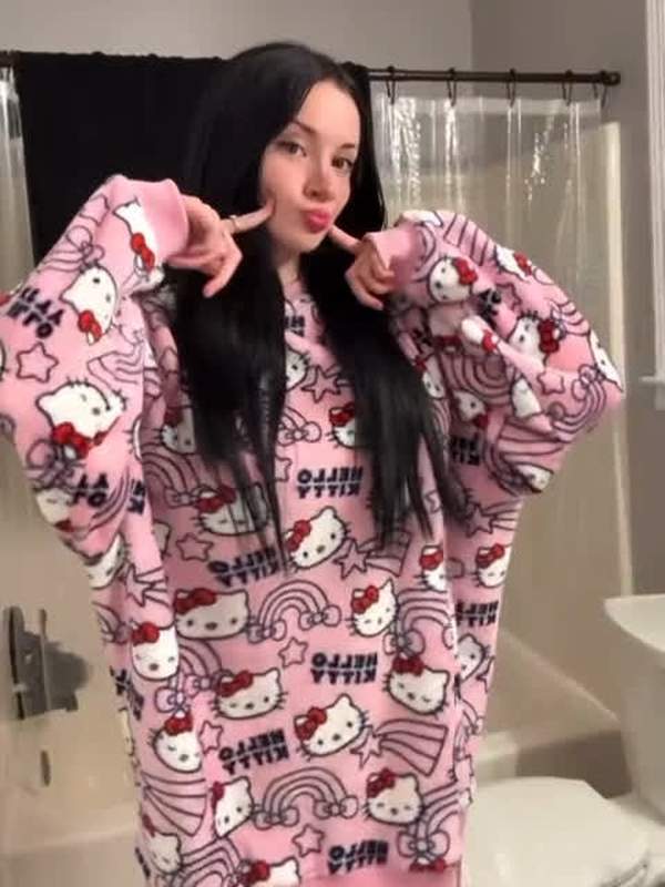 Niedliches Gamer-Mädchen mit großen Titten in rosa Sweatshirt
