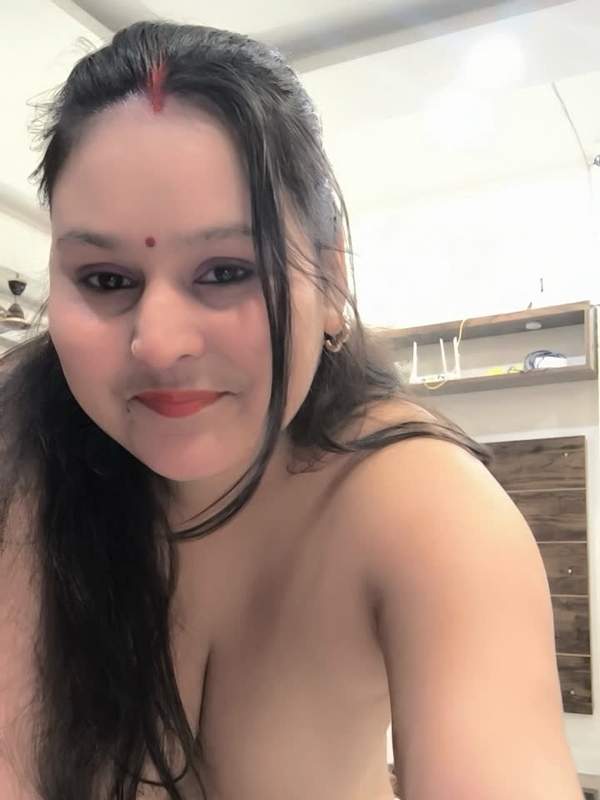 Sexy Girl mit großen Titten beim Solo