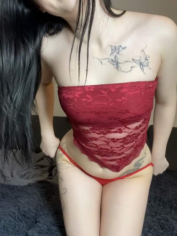 Junge Amateurmodelle necken sich mit kleinen Titten und Arsch