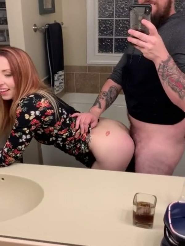 Teen-Couple macht in der Dusche Doggystyle
