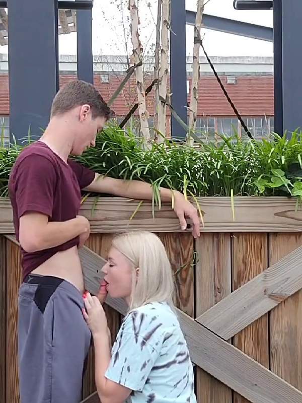Blonde Frau lutscht öffentlich dick und spritzt