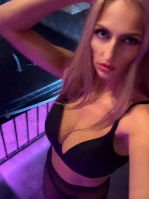 Blonde Mutter wird anal und bekommt ihren Arsch durchgesickert