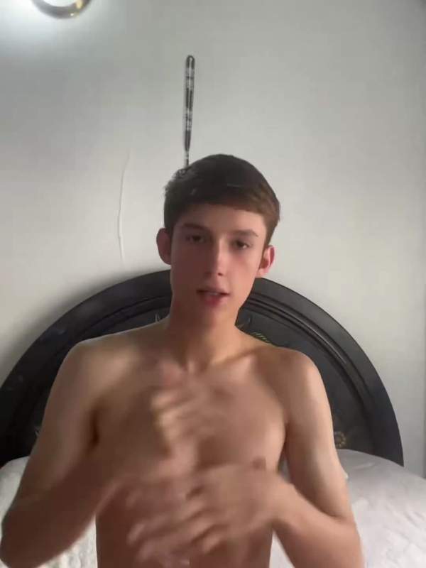 Junge Mann bereitet sich auf Analspiel mit Dildo vor