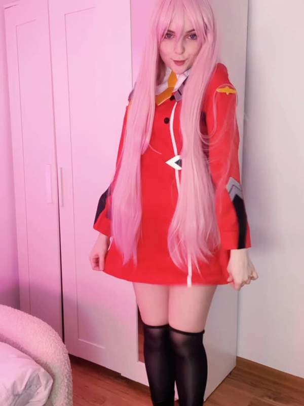 Nette blonde Anime-Cosplay-Teen macht Solo in Absätzen
