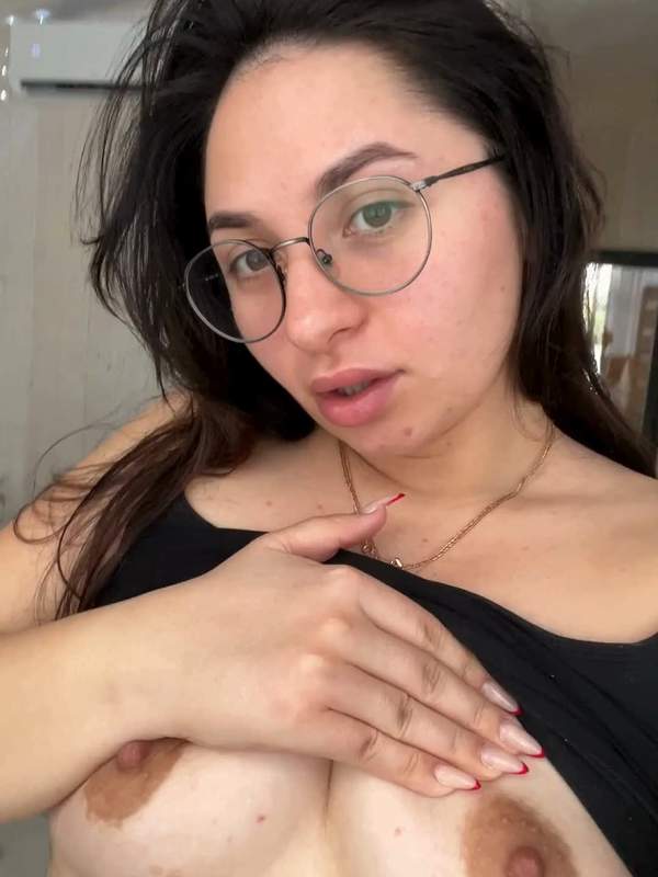 Olivia mit Brille und kleinen Titten neckt sich selbst