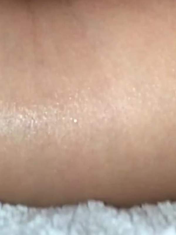 Dänisches Mädchen fickt sich selbst mit Hilfe eines Fists