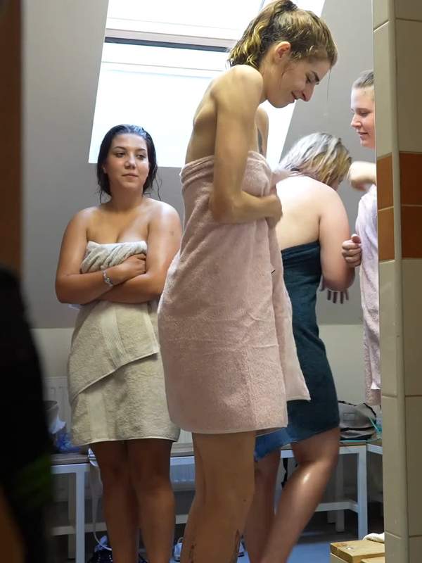 Ich lutsche Brünette in der Dusche und reite sie