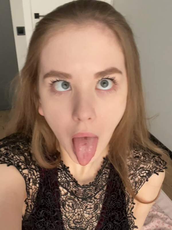 18-Jährige zeigt Kleid mit Ahegao
