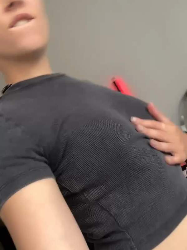 Solo-Szene mit kleinen Titten für Onlyfans