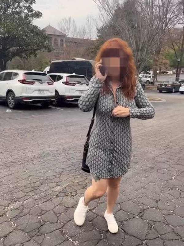 Amateur mit riesigen Titten fickt ihre Muschi