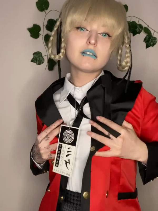 Niedliches Mädchen im Kostüm neckt auf OnlyFans
