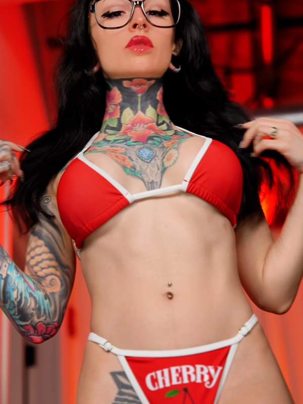Gothic-Mädchen mit Tattoos und Bikini necken sich und sabbern