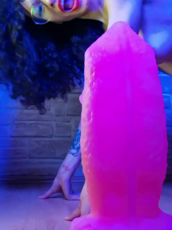 StacyBloom leckt ein rosa Spielzeug und macht Anal