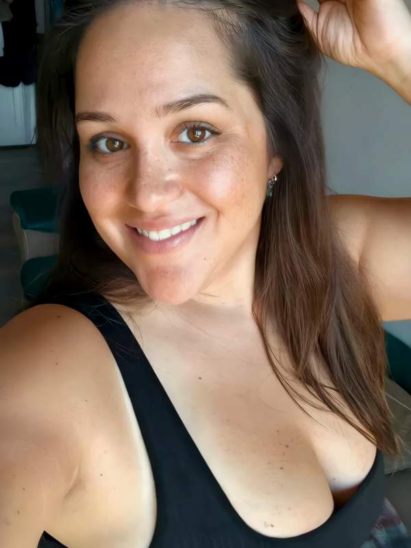 Brünette Frau checkt im Chat ihr Aussehen