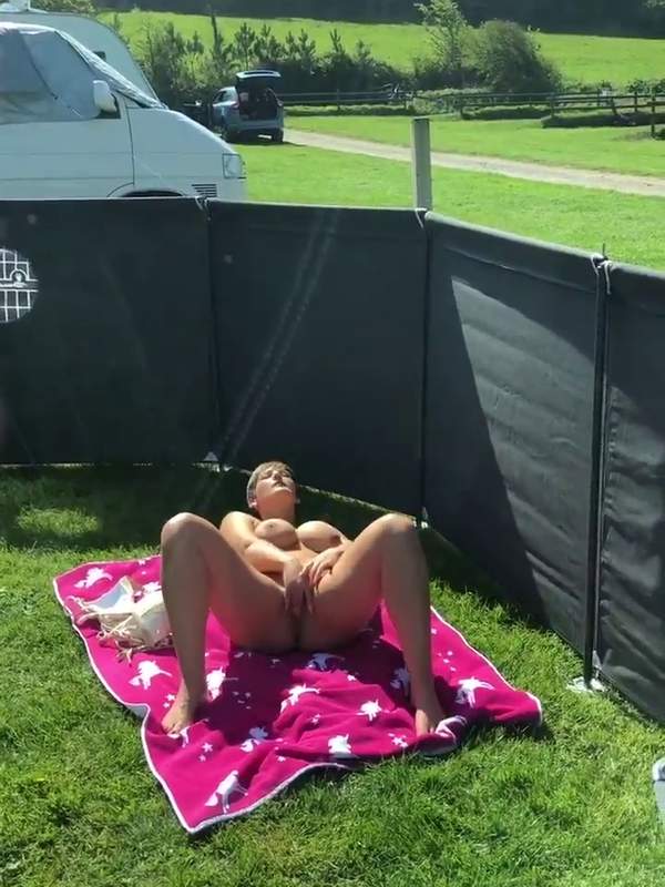 Junge Frau masturbiert öffentlich neben einem Auto