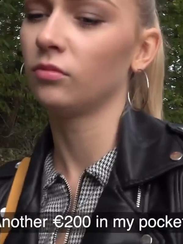 Blondes Mädchen bietet draußen Oral an